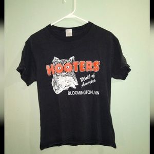Vintage hooters mall of America t-shirt